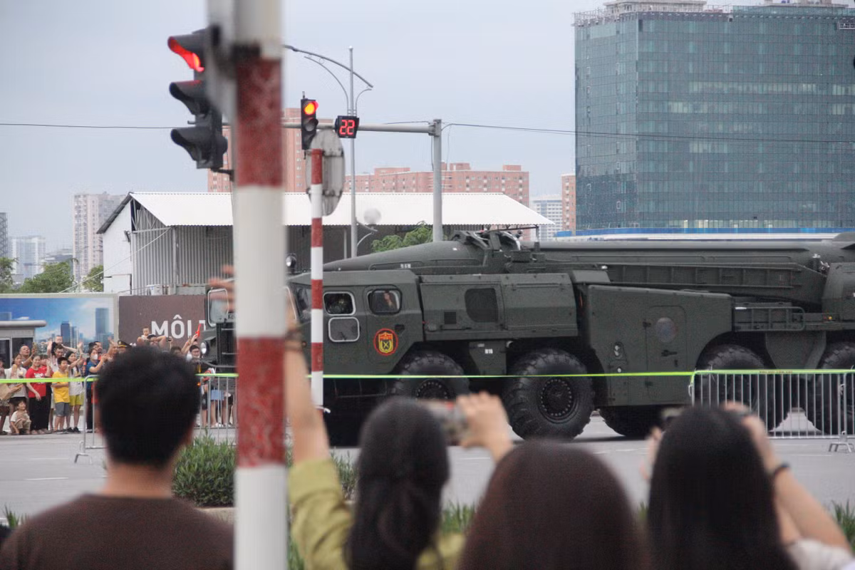 Dàn khí tài tham gia sự kiện A80 di chuyển về trung tâm thủ đô.