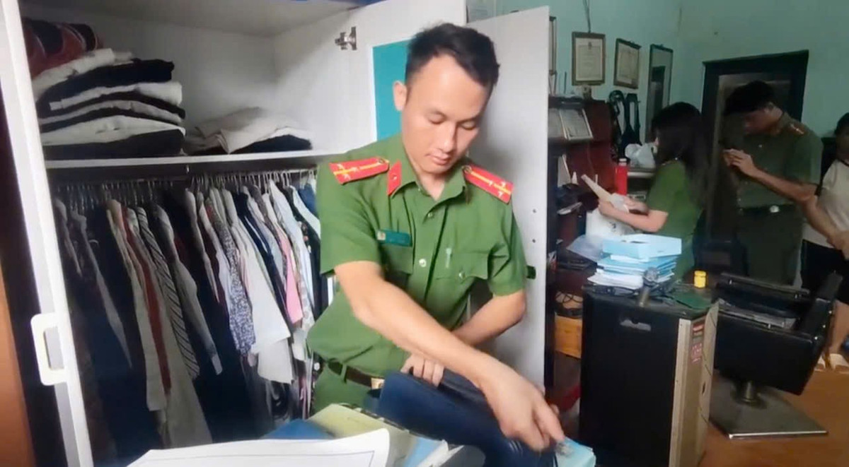 Lực lượng Công an khám xét chỗ ở của Tuân. luc-luong-cong-an-kham-xet-cho-o-cua-tuan.jpg