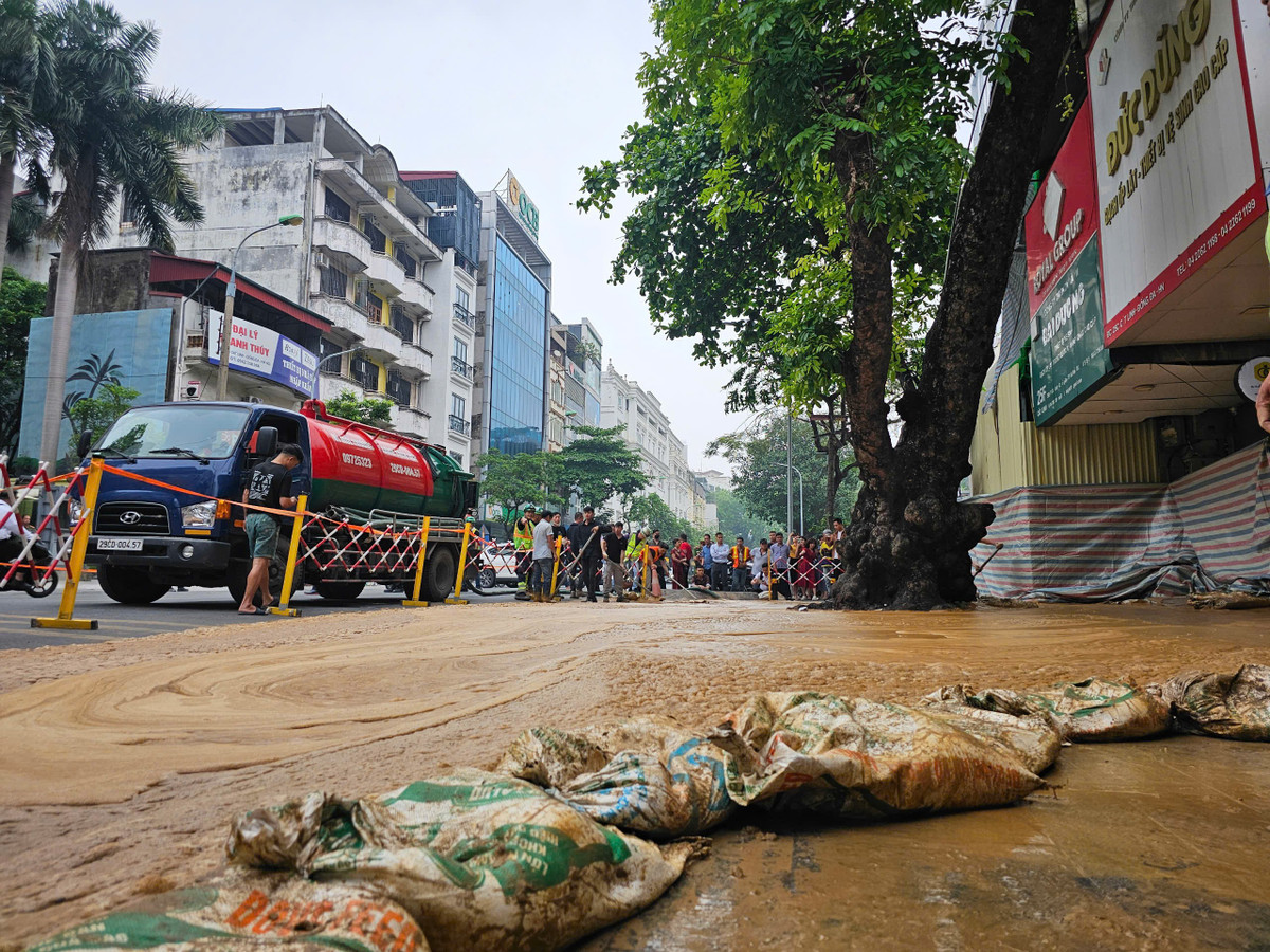 Tuyến phố Cát Linh được dựng rào chắn, đơn vị thi công dùng bao tải ngăn không cho bùn đất trào ra xung quanh.