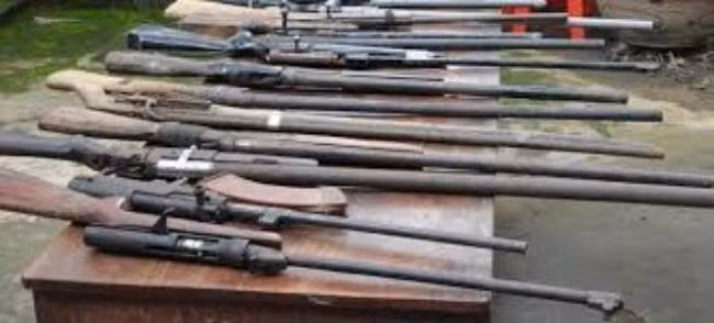 Thử nghiệm nhiều khẩu súng tự chế để với các khoảng cách khác nhau, các điều tra viên nhận thấy, với khoảng cách 20m, loại súng này vẫn gây ra một hiện trường giống như tại nhà ông Rùa. Với nhận định này, hung thủ đã đứng bên ngoài từ khoảng cách tầm 20m và bắn vào trong nhà. Rà soát toàn bộ mối quan hệ của nạn nhân, đặc biệt là những gia đình có người ốm, các trinh sát thấy nổi lên hộ ông Vàng A Nủ. Ông Nủ ốm từ lâu không khỏi, gia đình đã mời thầy cúng về nhiều lần nhưng chẳng đỡ. (Ảnh minh họa, nguồn internet)