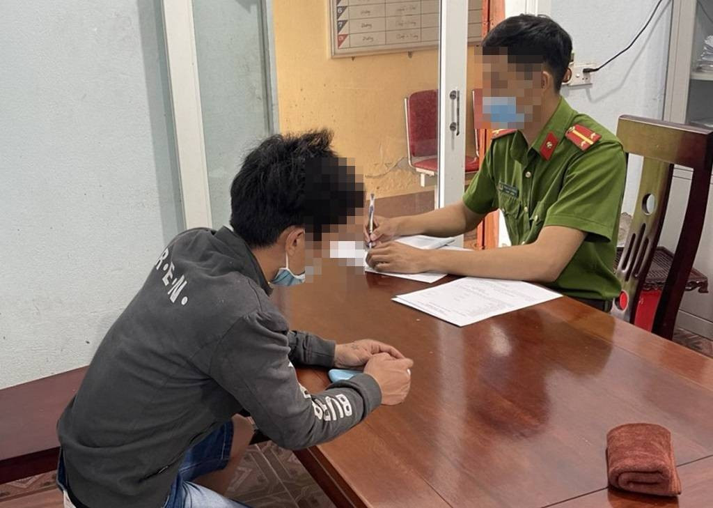 Lần lượt các thanh niên trong diện tình nghi được cung cấp bút, giấy để chứng minh sự vô can của mình với vụ án. Trong số những người tự ghi lời khai, tổ điều tra án nhận thấy Nguyễn Trần Hoàng Thuận (SN 1992, ngụ ấp 7, xã Bàu Cạn) có những cử chỉ rất khả nghi. Tay cầm bút của Thuận không vững, viết chữ rất lập cập với những dòng chữ nguệch ngoạc và nét chữ đứt gãy.