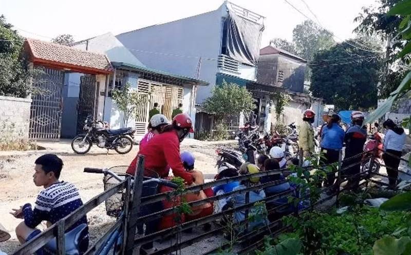 Nạn nhân trong vụ bắt cóc là cháu bé thứ hai của gia đình anh L.V. T (con trai bà X). Vợ chồng anh T lâu nay sống với bà con lối xóm rất hiền lành, hòa thuận, không mâu thuẫn với ai. Hai vợ chồng đều làm công nhân viên chức. Vụ "bắt cóc" cháu bé 23 ngày tuổi ngay trên tay bà nội khiến dư luận vô cùng hoang mang, lo lắng. Cục Cảnh sát hình sự và một số đơn vị nghiệp vụ của Bộ Công an đã vào phối hợp với Công an tỉnh Thanh Hóa điều tra làm rõ, truy bắt hung thủ.