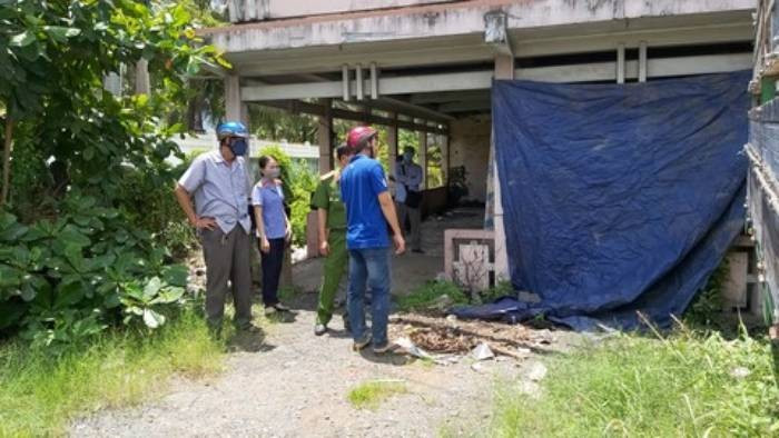 Thấy anh P đã chết, Trưởng lục lọi lấy tiền, giấy tờ rồi đẩy thi thể nạn nhân xuống mương nước cạnh đường rồi đi xe máy về làng gọi thêm hai người bạn là Vũ Hồng Thanh, Vũ Văn Sỹ giúp sức chôn xác. Trong đêm tối, nhóm thanh niên này cho thi thể anh P vào hòm rồi kéo về ngôi nhà bỏ hoang và đào đất chôn. Ngày hôm sau, Trưởng, Thanh đi xe máy của anh P lên Hà Nội tìm cách tiêu thụ thì bị phát hiện, bắt giữ. (Ảnh minh họa, nguồn internet)