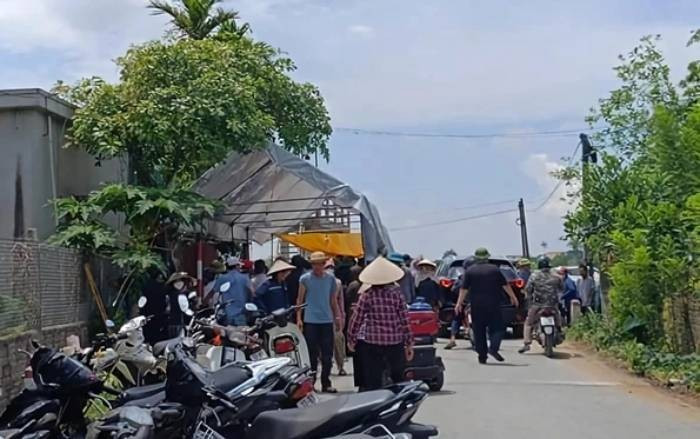 Theo hồ sơ vụ án, ngày 5/3/2009, người dân thôn Thành Thắng, xã Luận Thành, huyện Thường Xuân (Thanh Hoá - cũ) bàng hoàng khi hay tin vụ án mạng đau lòng xảy ra tại địa phương. Theo lời kể của bà Đ. T. N. ở thôn Thành Thắng, lúc đó là gần trưa, nhà bà đang ăn cơm thì thấy có tiếng la thất thanh bên nhà hàng xóm. Khi hai mẹ con bà chạy sang thì thấy người vợ tên H. đã cứng ngắc, trên miệng có rất nhiều bọt. Còn người chồng thì không ngừng gào khóc bên thi thể vợ." (Ảnh minh họa, nguồn internet)