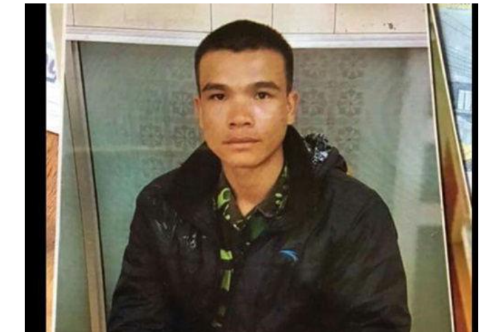 Khi được mời lên làm việc, Quyết một mực phủ nhận đi cùng với anh D. Tuy nhiên, những lời khai của Quyết về các mốc thời gian đi về được công an phân tích, xác minh ngay lập tức, từ đây lộ ra nhiều mâu thuẫn. Khi được yêu cầu lý giải, Quyết đã không trả lời được. Sau nhiều giờ đấu tranh, trước những chứng cứ không thể chối cãi, Quyết đã nhận tội. Gã khai, ngày 23/1, hai người từ Lào Cai về Sơn La. Do nghiện ma túy, Quyết và D. đã cùng nhau đi vào khu nhà bỏ hoang phía sau bến xe để sử dụng hết chỗ ma túy mang theo.