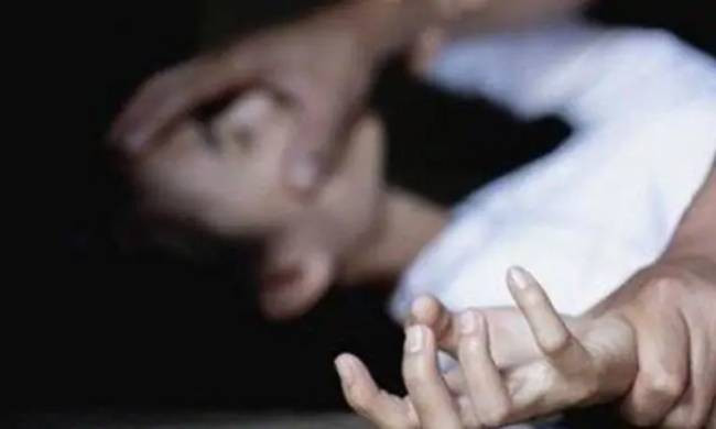 Năm 2008, Tráng hiếp dâm một nữ nhân viên quán bia nên bị xử 30 tháng tù, cho hưởng án treo. Gã còn có một tiền án về hành vi gây rối trật tự công cộng. Để có tiền tiêu sài, chơi ma túy, Tráng thường lang thang, rình rập những nhà dân sơ hở để lẻn vào thó đồ. Theo đó, kỹ nghệ leo tường của Tráng thuộc hàng chuyên nghiệp. (Ảnh minh họa, nguồn internet)