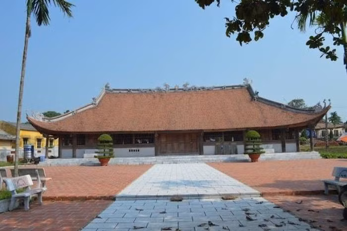 Theo hồ sơ vụ án, do mấy ngày không thấy bà Phạm Thị H (SN 1961, trú tại thôn Lĩnh Đông, xã Phạm Hoạt, Kinh Môn, Hải Dương - cũ) ra sân đình tập thể dục, chiều 5/1/2016, mấy người hàng xóm tìm đến nhà, đứng bên ngoài gọi nhiều lần nhưng chẳng thấy bà H hồi đáp. Căn nhà đóng cửa im ỉm, vắng lặng. Bà H li dị được nhiều năm, các con đều lớn, trưởng thành và lập nghiệp nơi khác. Căn nhà nằm ở thôn Linh Đông chỉ có mình bà H sinh sống. (Ảnh minh họa, nguồn internet)