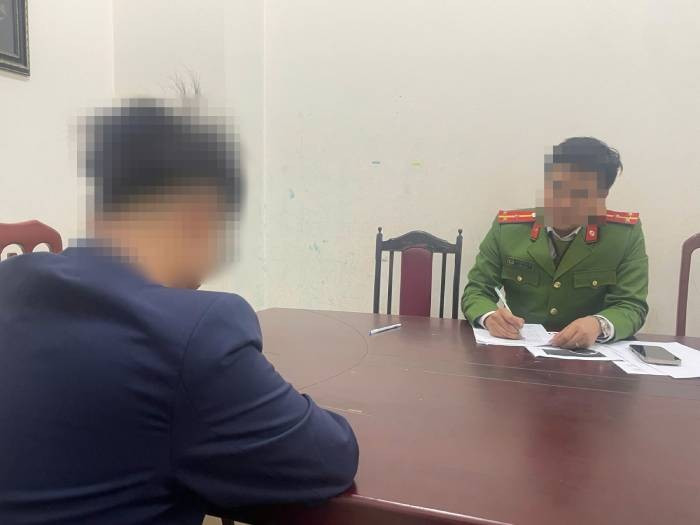 Khi hai gã thanh niên bước ra, định lên xe máy để đi thì anh K và nhóm bạn lao vào tấn công, đè nghiến chúng xuống đất. Thấy lộn xộn, người dân báo công an. Chỉ ít lâu sau lực lượng cảnh sát 113 Công an quận Cầu Giấy xuất hiện, đưa tất cả về trụ sở để làm rõ. Tại đây, anh K đã trình báo toàn bộ sự việc. Hai thanh niên sử dụng xe máy của anh P được xác định là Vũ Huy Trưởng và Vũ Hồng Thanh (đều trú tại Song Mai, Kim Động, Hưng Yên). Anh K nhận ra, Trưởng chính là người khách nợ 10 nghìn đồng anh P vào tối 28/12. (Ảnh minh họa, nguồn internet)