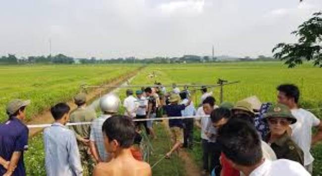 Anh T. nhìn kỹ và bất giác bủn rủn, đó là hai ống quần của người… Thông tin được báo về Công an huyện Mê Linh và Công an Hà Nội. Tại hiện trường, cơ quan điều tra xác định vật thể anh T. nhìn thấy là một thi thể nữ giới, tầm 30 tuổi và đang trong quá trình phân huỷ mạnh. (Ảnh minh họa, nguồn internet)