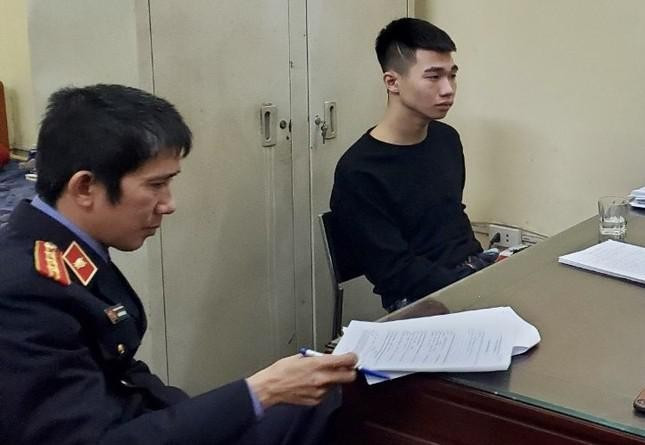 Công an tỉnh Bắc Ninh đã ráo riết truy lùng, đến chiều cùng ngày thì phát hiện Tuấn đang tá túc tại một nhà nghỉ ở thị trấn Nhã Nam (huyện Tân Yên, Bắc Giang). Lợi dụng lúc đối tượng mỏi mệt, các trinh sát đã tiếp cận rồi nhanh chóng bắt giữ Tuấn, đưa về trụ sở để đấu tranh. Từ đây, những hành vi ghê rợn của Tuấn được phơi bày. Tuấn khai, do chịu nhiều ấm ức khi làm việc tại quán bar nên vào tháng 12/2022 gã lên Lạng Sơn, mua của một người không quen biết khẩu súng quân dụng và 15 viên đạn. (Ảnh minh họa, nguồn internet)