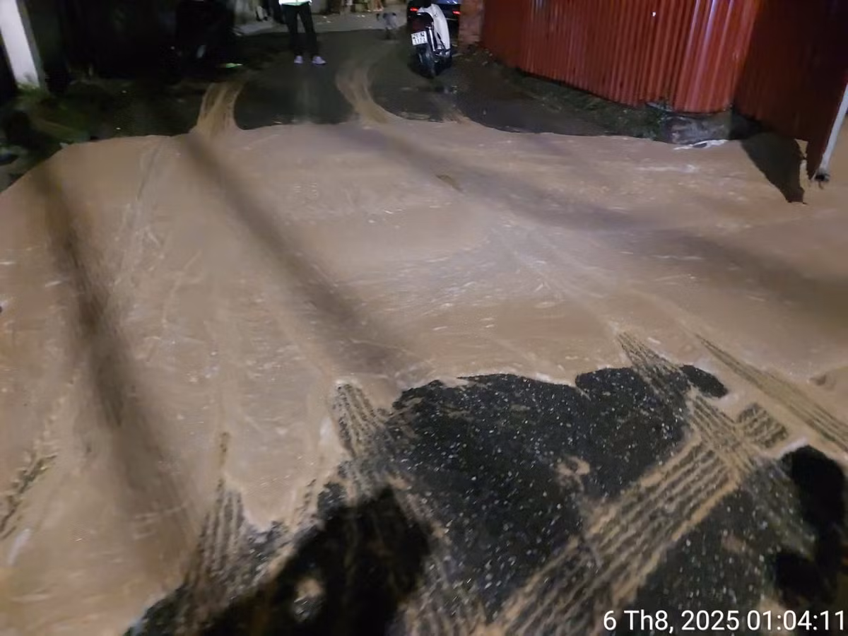 Khoảng 30 phút sau, lượng bùn đã phủ dày khoảng 20 cm trong khu vực công trường và tràn ra ngõ Núi Trúc.