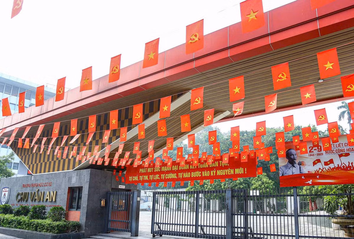 Một số trường học cũng được trang trí cờ Đảng, cờ Tổ quốc.
