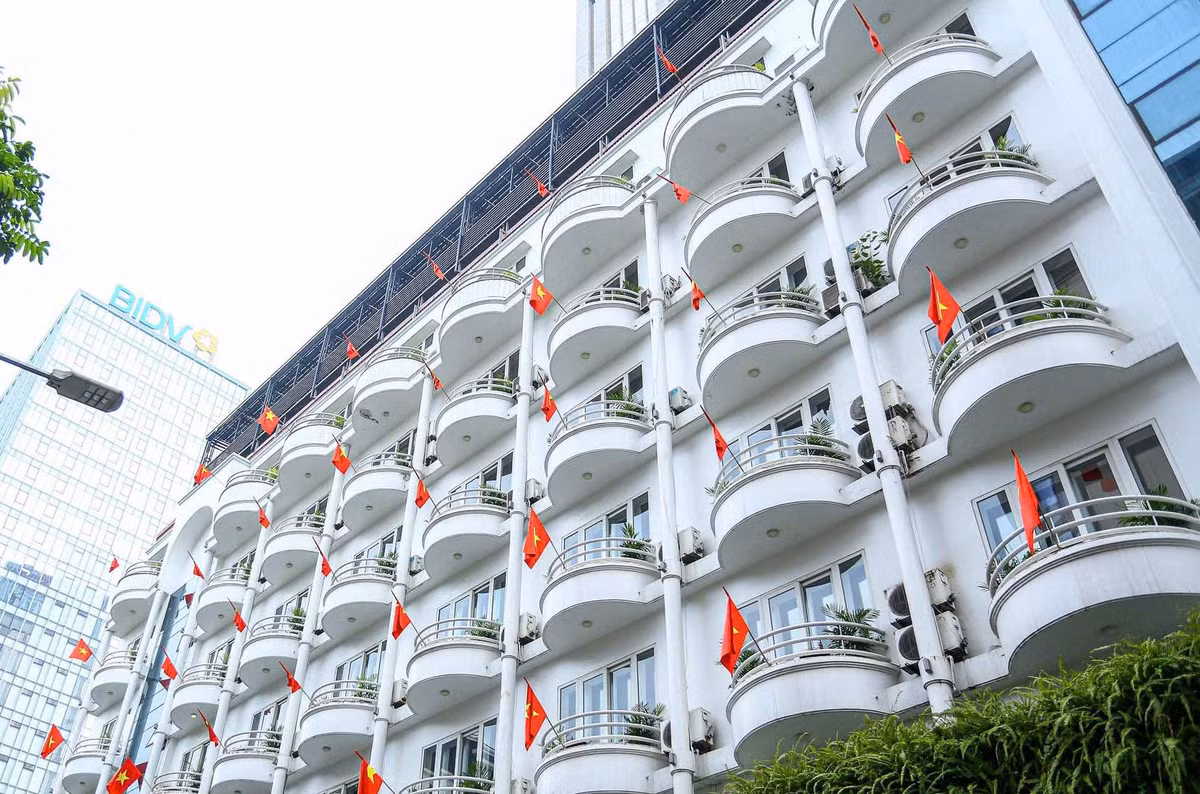 Nhiều khách sạn cũng đã treo cờ chào mừng ngày lễ lớn của dân tộc.