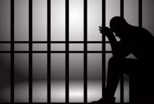 Ngày 5/9/2015, Sinh lên rừng lấy khẩu súng về. Đến tối cùng ngày, Sinh đi đến nhà ông Rùa. Thấy ông Rùa đang ngồi bên bếp lửa, Sinh đứng ở mé trái nhà ngắm và bóp cò. Sau khi thấy ông Rùa ngã xuống đất, tử vong, Sinh bỏ chạy, giấu khẩu súng ở một bụi cây. Sau này, khi được hỏi, người con trai cả của ông Rùa cho biết, do thương bố quá lại thấy mẹ và vợ nghĩ mình là hung thủ nên anh đã nhận tội. Vàng A Sinh, với niềm tin mù quáng đã gây ra tội ác rúng động bản làng, Sinh đã phải trả giá cho tội lỗi ấy bằng những năm tháng đằng đẵng chốn lao tù. (Ảnh minh họa, nguồn internet)