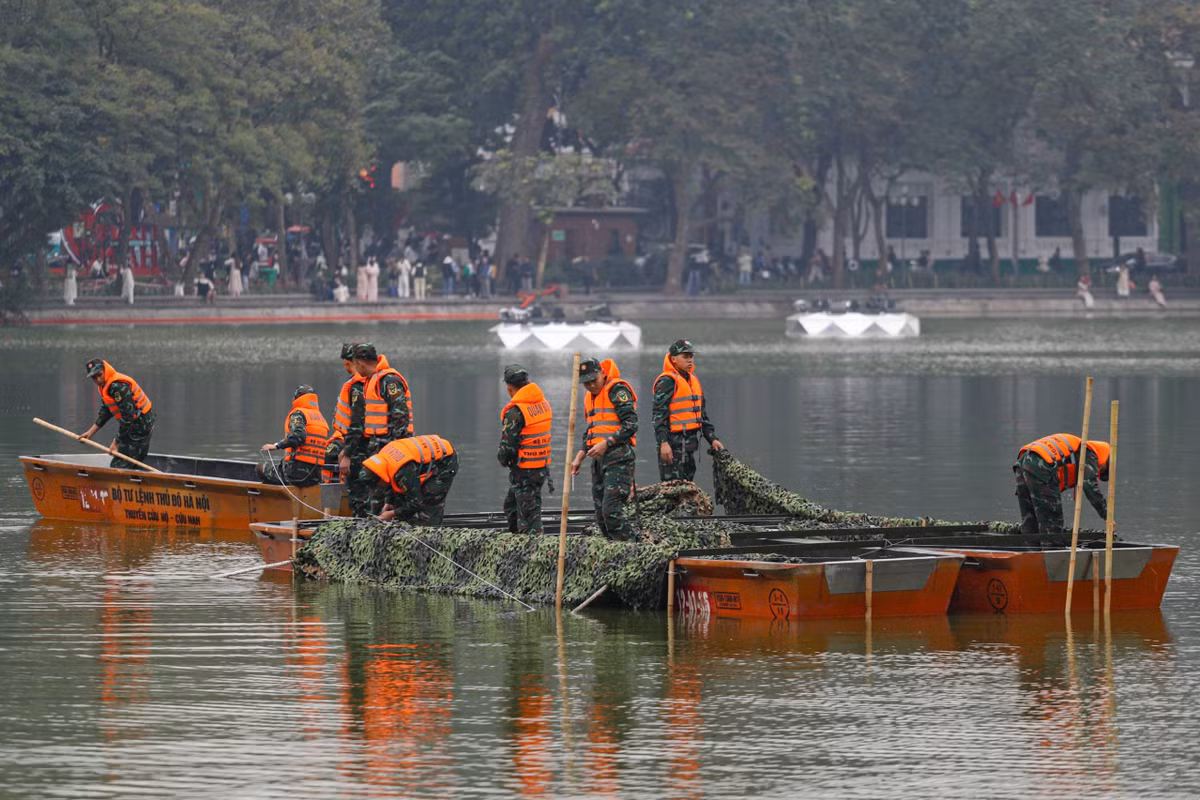 Lực lượng chức năng đồng loạt có mặt tại các địa điểm để triển khai lắp đặt theo kế hoạch.