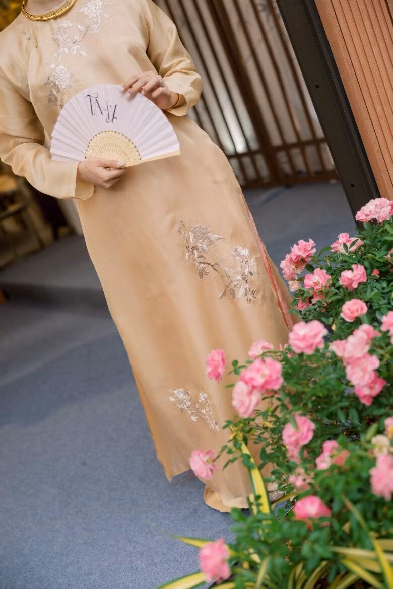 Trong khu vườn, bụi hồng nở quanh năm trồng xen kẽ, ban công mỗi tầng phủ đầy sắc hoa. Ảnh: FBNV