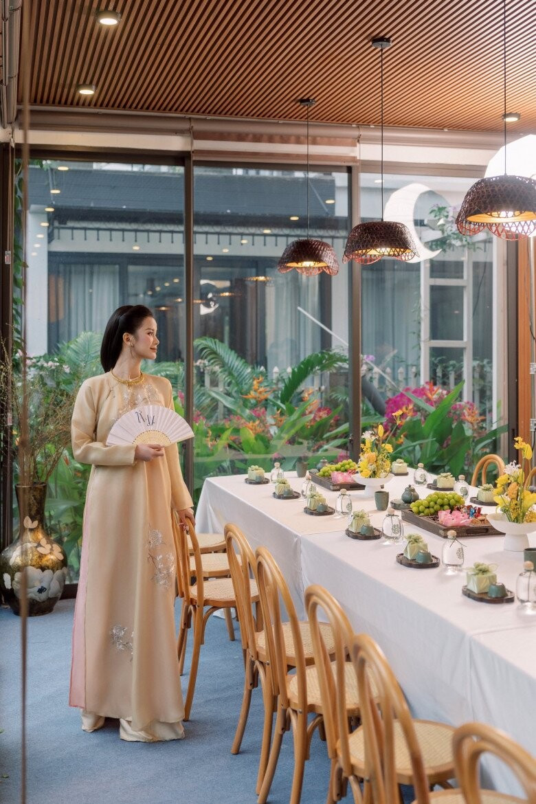 Nhà sử dụng cửa kính lớn giúp đón ánh sáng tự nhiên. Ảnh: FBNV