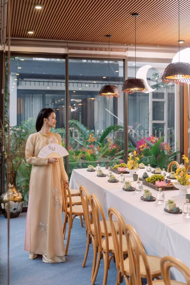 Nhà sử dụng cửa kính lớn giúp đón ánh sáng tự nhiên. Ảnh: FBNV