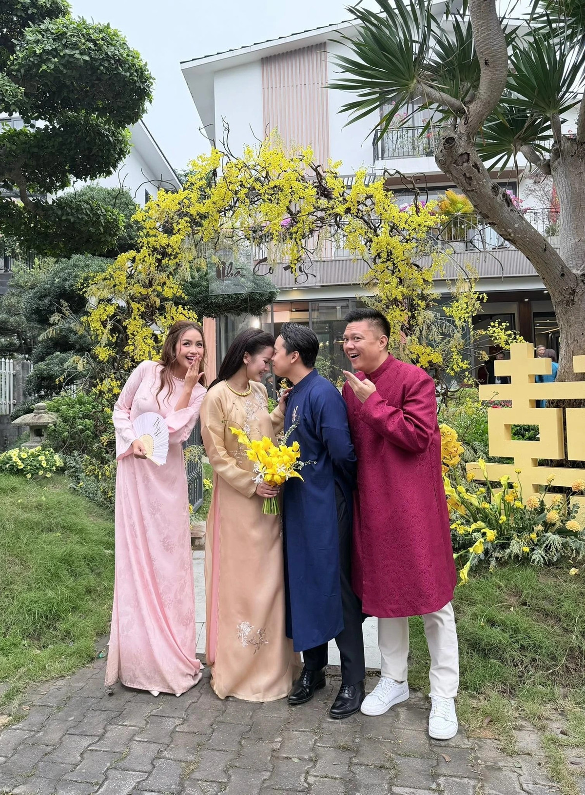 Một góc khác bên ngoài căn biệt thự. Ảnh: FBNV