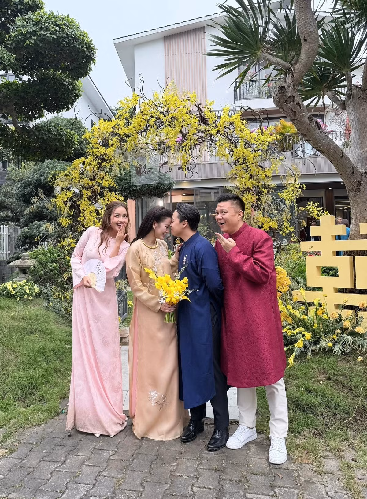 Một góc khác bên ngoài căn biệt thự. Ảnh: FBNV