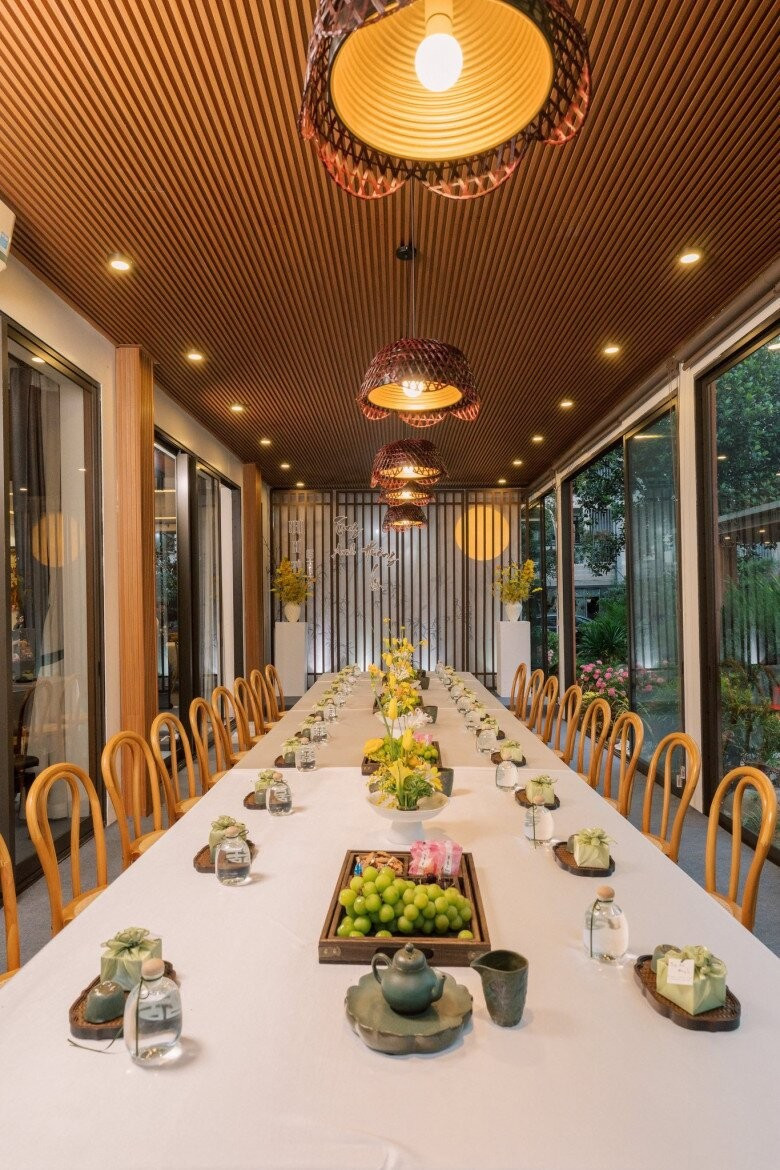 Nội thất chủ yếu bằng gỗ với tông màu nâu trầm chủ đạo. Ảnh: FBNV