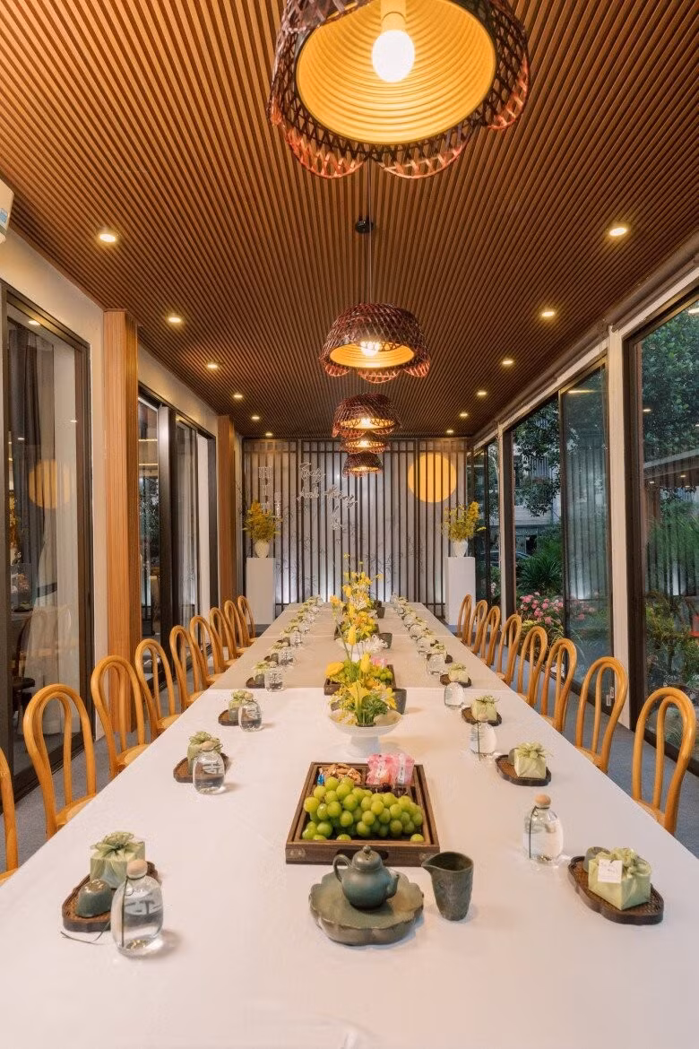 Nội thất chủ yếu bằng gỗ với tông màu nâu trầm chủ đạo. Ảnh: FBNV