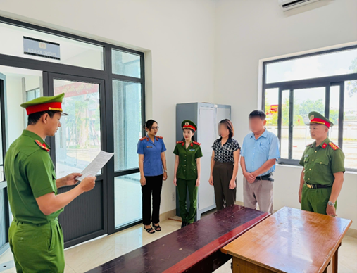 Ngày 31/5, Công an tỉnh Đắk Lắk khởi tố, bắt tạm giam ông L.V.H.L. (SN 1985) – cựu Chủ tịch UBND xã Ia Rvê, huyện Ea Súp – và bà N.C.X. (SN 1981) – cựu kế toán ngân sách xã, để điều tra về hành vi lợi dụng chức vụ, quyền hạn trong khi thi hành công vụ. Ông L. bị cáo buộc đã chỉ đạo kế toán lập khống chứng từ, giả mạo chữ ký của những người trong danh sách tuần tra rừng, nhằm rút tiền ngân sách chi cho việc tiếp khách trong thời gian chưa có kinh phí hợp pháp.