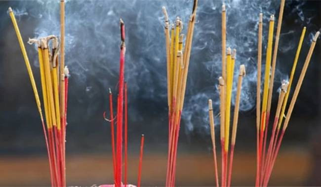 Sư thầy kể, trước đó nhiều năm, có hai mẹ con khách lạ tìm đến chùa làm lễ cầu siêu cho một cô gái tên H. Người con trai nói H bị chết oan nên muốn làm lễ. Sau lần đó, người con trai cũng không quay lại, chỉ có người mẹ mỗi đầu tháng đều đến chùa thắp hương. Khi lần theo địa chỉ của người phụ nữ, các trinh sát phát hiện, người này chính là mẹ đẻ của anh T, người yêu cũ của chị H. T hiện sinh sống tại Hà Nội. Thời điểm nhìn thấy công an bước vào nhà, T đã rất bối rối. (Ảnh minh họa, nguồn internet)