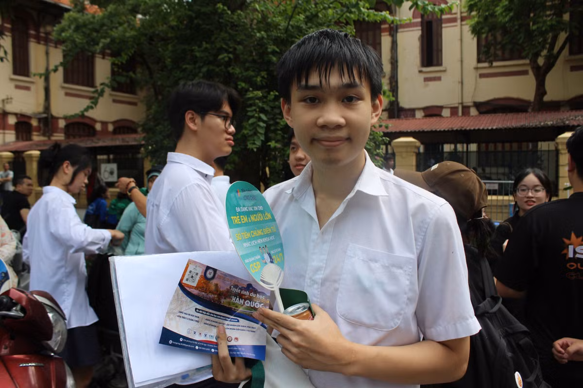 Ghi nhận của PV tại điểm THPT Trần Phú (Hà Nội), thí sinh Trần Gia Bảo hào hứng: “Đề thi môn Ngữ văn em thấy rất hay. Với chủ đề là Những vùng trời khác nhau, em đã viết về hình ảnh đất nước Việt Nam luôn dõi theo mỗi con người, đất nước luôn đồng hành và phát triển. Em khá tự tin các phần thi, hy vọng bài làm của em đạt được như kỳ vọng”.