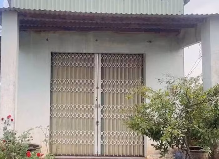 Hàng xóm cho biết, người phụ nữ bán cá này sống một mình, thời gian gần đây thì ở cùng với một người đàn ông có nhận dạng giống Khải, nhưng người này thường đi sớm về khuya. Thêm nữa, khi rời khỏi nhà, người phụ nữ đều khoá cửa cẩn thận, lúc về lại khoá chặt bên trong như che giấu điều gì đó. Sau một ngày đêm mật phục, tổ công tác phát hiện Nguyễn Văn Khải quay trở về nhà người tình ngủ. (Ảnh minh họa, nguồn intrernet)