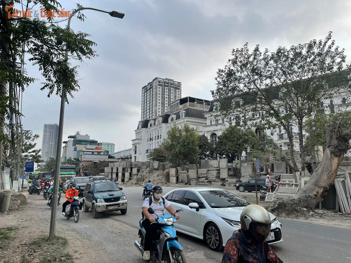 Người dân địa phương mong muốn chính quyền sớm tập trung tháo gỡ các vướng mắc, đẩy nhanh tiến độ giải phóng mặt bằng để dự án tiếp tục được triển khai. Việc hoàn thiện tuyến đường không chỉ giúp cải thiện hạ tầng giao thông khu vực mà còn đáp ứng mong mỏi của người dân, góp phần ổn định đời sống và tạo diện mạo khang trang hơn cho đô thị.