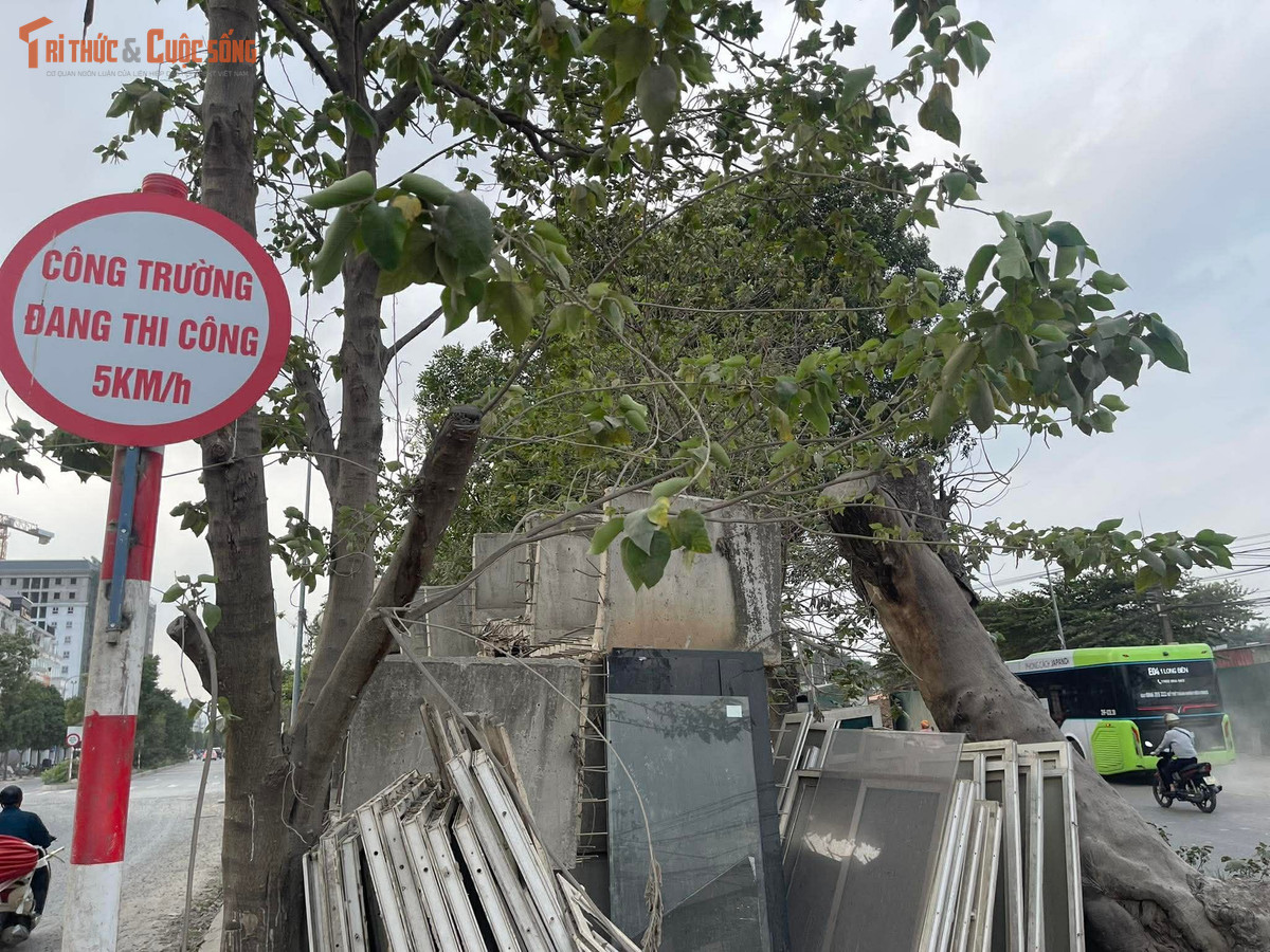 Người dân cho biết dự án xây dựng, nâng cấp, mở rộng tuyến đường nối phố Tố Hữu với đường 70 kéo dài, đoạn qua phường Đại Mỗ dù được khởi công từ năm 2016 và dự kiến hoàn thành vào năm 2020 nhưng đến nay vẫn chưa hoàn thiện.