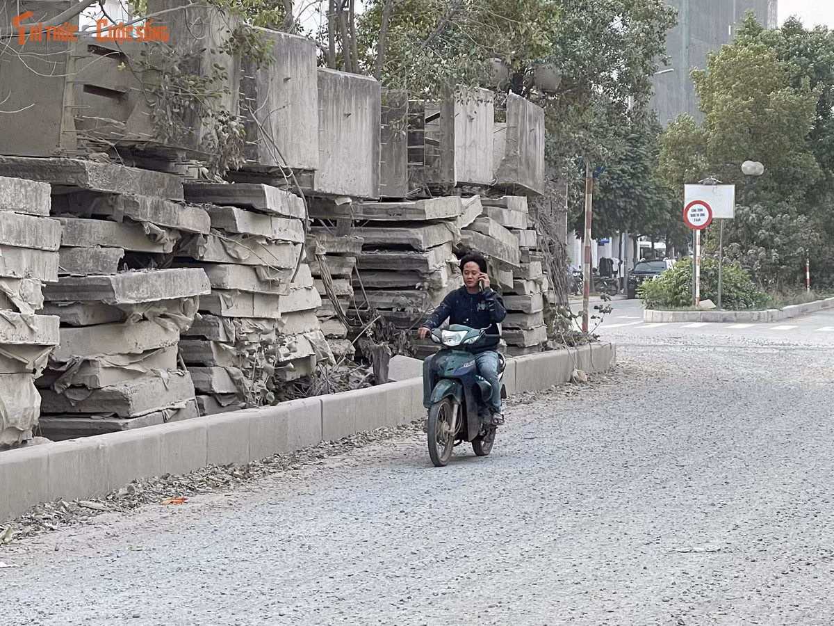 Cũng theo người dân tại nơi đây, để thực hiện dự án, chính quyền đã thu hồi đất và người dân đã nhận tiền bồi thường khoảng 8 năm nay. Tuy nhiên, việc thi công kéo dài, mỗi lần chỉ làm được một phần rồi lại dừng. Người dân mong các cơ quan chức năng sớm có phương án thi công dứt điểm để giảm ùn tắc và đảm bảo an toàn giao thông. Dự án chậm tiến độ kéo dài đã ảnh hưởng đến môi trường, giao thông và mỹ quan đô thị, khiến đời sống của người dân khu vực gặp nhiều khó khăn trong nhiều năm qua.