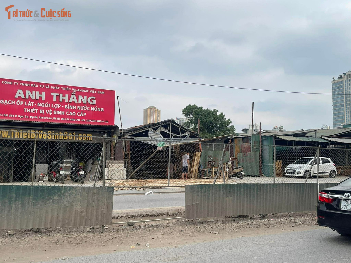 Không ít tấm tôn đã bung, nghiêng ngả sát mép đường, gây nguy hiểm cho các phương tiện lưu thông, đặc biệt vào ban đêm hoặc khi thời tiết mưa gió. Nhiều đoạn xuất hiện ổ gà, mặt đường lồi lõm, nham nhở. Vào giờ cao điểm, các phương tiện phải di chuyển chậm, len lỏi qua những đoạn đường xấu, tiềm ẩn nguy cơ va chạm và tai nạn giao thông. Đặc biệt, khi trời mưa, nước đọng trong các hố sâu tạo thành những “bẫy nước” ngay trên mặt đường. Người đi xe máy nếu không quan sát kỹ rất dễ trượt ngã.