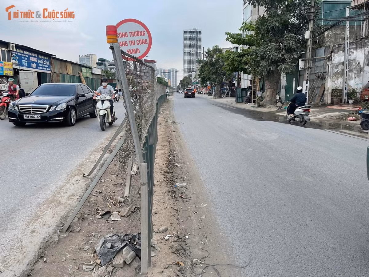 Theo ghi nhận, đoạn đường từ phố Tố Hữu đi về phía Bạch Thành Phong hiện có một nửa tuyến đã được tôn cao nhưng thi công dở dang, trong khi phía còn lại vẫn giữ nguyên hiện trạng cũ. Để cảnh báo người dân lưu thông, hai chiều của đoạn đường dài được ngăn cách bởi hàng rào tôn ở giữa. Tuy nhiên, nhiều vị trí hàng rào đã cong vênh, tạo nên hình ảnh nhếch nhác và tiềm ẩn nguy cơ mất an toàn.