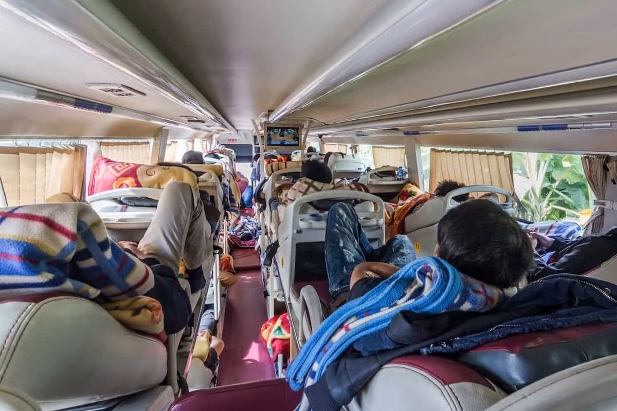 Thực hiện xong hành vi tội ác, 2 tên khiêng xác nạn nhân vứt xuống ao. Tiếp đó, Hùng quay về thay quần áo, vứt áo rách rồi cả quay lại nhà nạn nhân lấy chiếc xe máy và 1 ví tiền, cùng 2 bao thuốc lá. Ngay đêm đó, chúng phóng thẳng ra khu vực TP Hạ Long, Quảng Ninh, gạ bán chiếc xe, nhưng không thành. Không bán được xe, Đức, Hùng quay về khu Bí Chợ (thuộc xã Phương Đông, thị xã Uông Bí) vứt xe vào bãi đất trống rồi nhảy xe khách về Tân Dương, Thủy Nguyên. (Ảnh minh họa, nguồn internet)