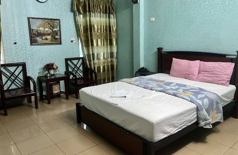 Ngay lập tức danh tính của cặp đôi trên được làm rõ là Nguyễn Thành Luân (24 tuổi, trú tại xã Minh Hòa, huyện Hưng Hà, Thái Bình) và Lê Thị Uyên (19 tuổi, ở xã Hồng Minh, huyện Hưng Hà). Vào thời điểm các trinh sát tìm đến địa chỉ cư trú của hai đối tượng trên thì chúng đã đi đâu không rõ. Các trinh sát nắm được, Luân và Uyên có mối quan hệ tình cảm với nhau. Cả hai người đều đi làm thuê tại Quảng Ninh. Vào ngày 8/1/2011, Luân cùng Uyên về Hưng Hà chơi và đến thuê phòng tại nhà nghỉ của chị G. (Ảnh minh họa, nguồn internet)