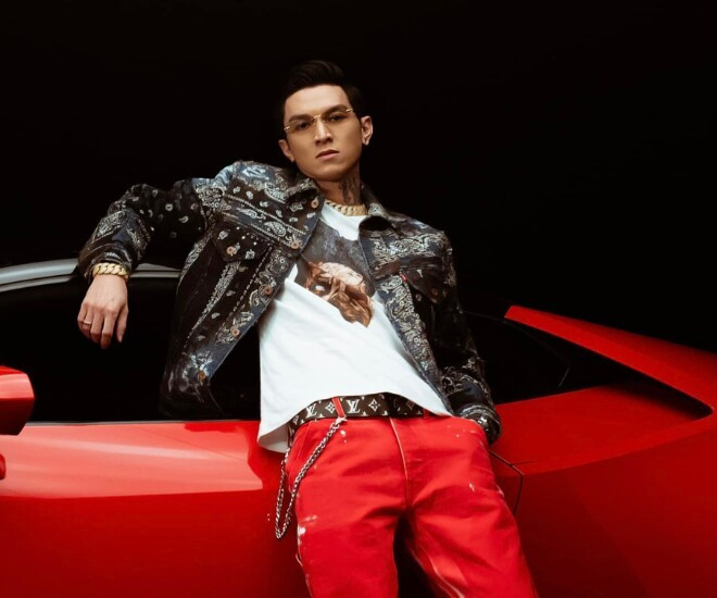 Ngay sau đó, loạt MV như “Lái Máy Bay”, “Ông Bà Già Tao Lo Hết”... giúp Bình Gold vươn lên hàng top trending trên YouTube, thu về hàng triệu lượt xem. Hình ảnh Bình Gold thường gắn liền với siêu xe, đồng hồ, champagne và dàn người mẫu ăn mặc thiếu vải, đi kèm ca từ phản cảm nhưng dễ thuộc, dễ viral.