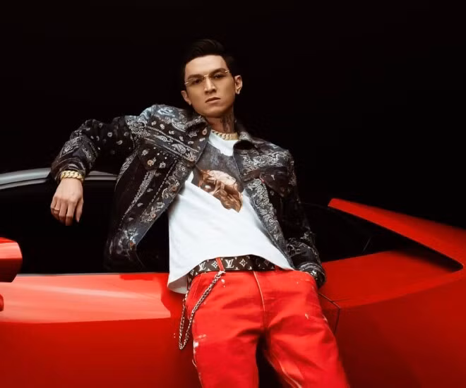 Ngay sau đó, loạt MV như “Lái Máy Bay”, “Ông Bà Già Tao Lo Hết”... giúp Bình Gold vươn lên hàng top trending trên YouTube, thu về hàng triệu lượt xem. Hình ảnh Bình Gold thường gắn liền với siêu xe, đồng hồ, champagne và dàn người mẫu ăn mặc thiếu vải, đi kèm ca từ phản cảm nhưng dễ thuộc, dễ viral.