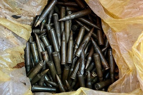 Hoảng sợ, H quay xe về trạm. Sực nhớ đến chiếc túi Thịnh gửi, H tò mò mở ra. Gã sững người, trong chiếc túi ấy là một khẩu súng đã cưa nòng và gần 200 viên đạn nên mang chiếc túi giấu dưới gầm giường. Theo chỉ dẫn của H, Công an tỉnh Hà Nam đã tìm được chiếc túi có chứa khẩu súng cưa nòng cùng 200 viên đạn mà Thịnh "mắt ma" đã gửi. (Ảnh minh họa, nguồn internet)