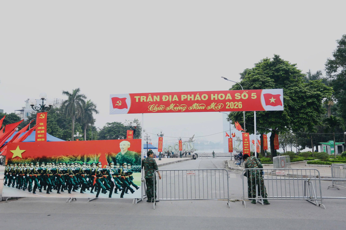 Tại vườn hoa Lạc Long Quân (phường Tây Hồ), một trong những điểm bắn pháo hoa của thành phố, công tác chuẩn bị đang được triển khai khẩn trương.