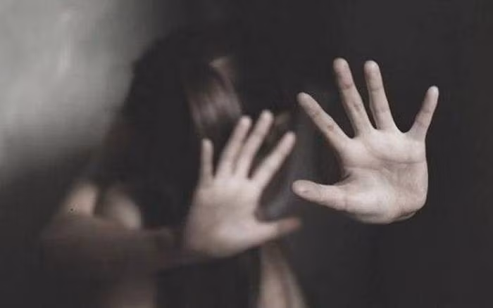 Đến 23h cùng ngày, Trí đưa em L.A đến một khu miếu hoang nằm trên đỉnh đồi Không Tên (thuộc khu phố Hiệp Thắng, phường Bình Thắng, thị xã Dĩ An), cách khu du lịch Suối Tiên chừng 7km. Do trời tối, khu vực vắng người nên L.A rất sợ, không chịu đi tiếp, Trí nắm tay kéo vào miếu thờ để cả hai cùng quỳ khấn vái xin tìm được bạn. Sau một lúc khấn vái, bất ngờ Trí dùng vũ lực khống chế hãm hiếp L.A. Sau đó, Trí dẫn em đi bộ đến khu vực ngả ba 621 rồi bỏ trốn. (Ảnh minh họa, nguồn intrernet)