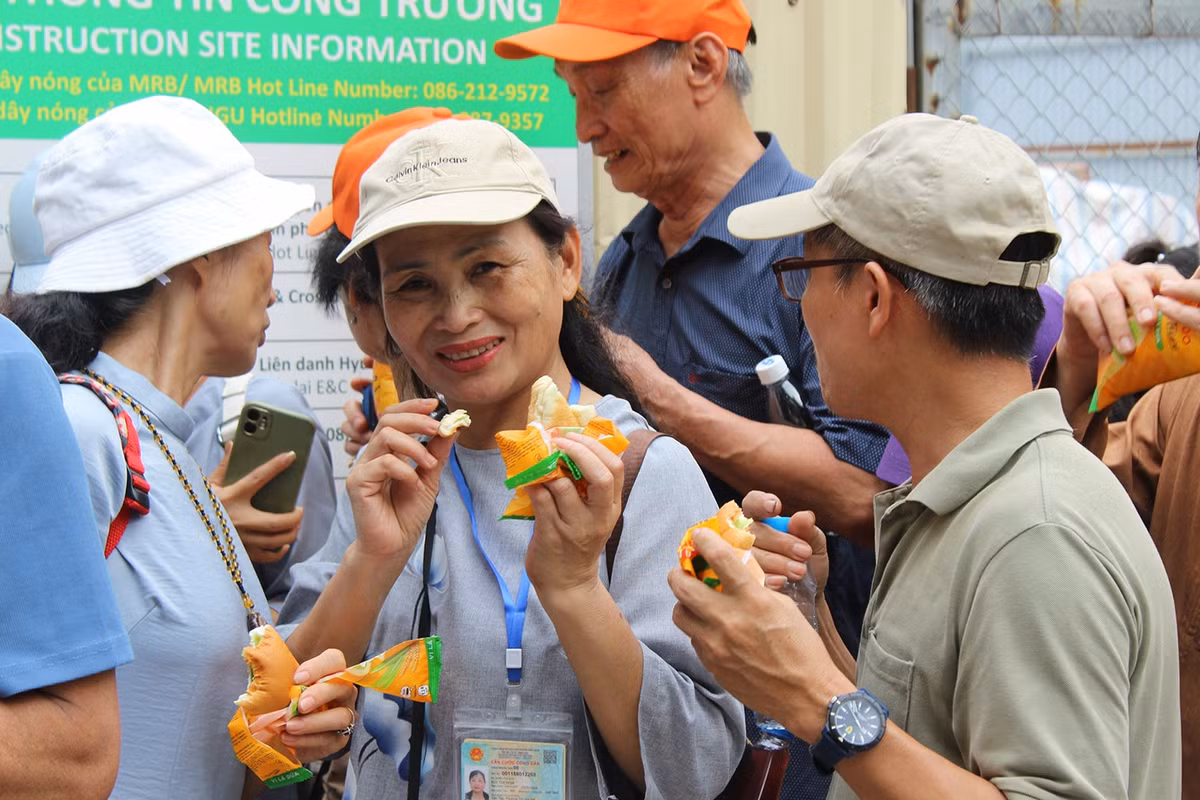 Bà Bùi Thị Nga ở Thường Tín, Hà Nội cho biết "Mong muốn lớn nhất của tôi khi đảnh lễ xá lợi Phật là chúng sinh trên toàn cầu được hạnh phúc, no ấm, hòa bình, không còn chiến tranh; gia đình tôi luôn bình an, hạnh phúc".