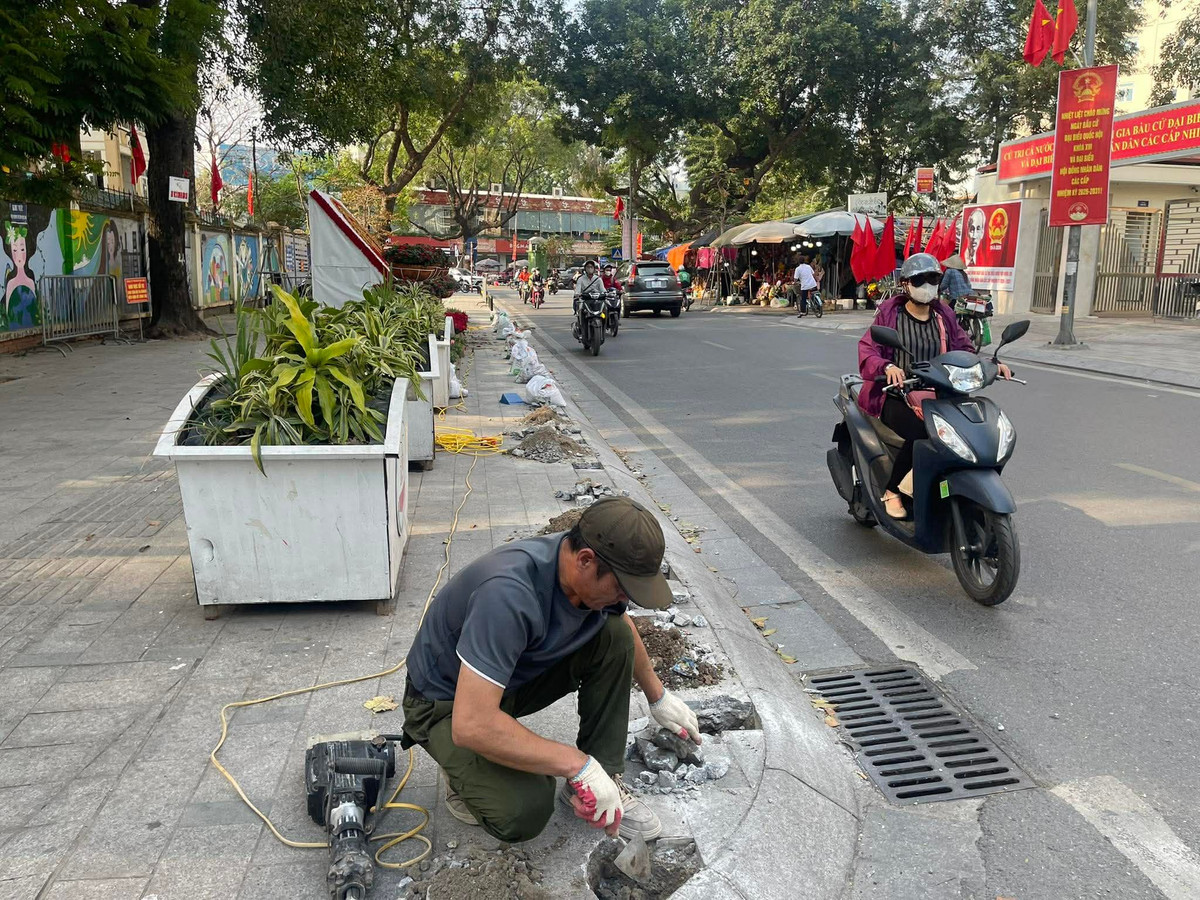 Hiện tại theo ghi nhận, việc thi công lắp rào chắn vẫn đang tiếp tục thực hiện.