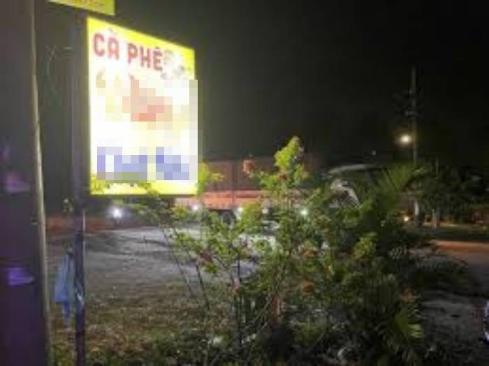 Các điều tra viên sau khi khoanh vùng đã tập trung vào nhóm người thường xuyên lui tới quán cà phê của nạn nhân. Trong số các đối tượng được lưu tâm, các trinh sát thấy nổi lên Bùi Trung Kiên (SN 1982, trú tại Hòa Bình). Kiên là nhân viên bảo vệ tại Bệnh viện Đa khoa tỉnh Hòa Bình, thời gian gần đây đối tượng có biểu hiện dính vào cờ bạc, nợ nần, thường xuyên cầm cố xe máy. Lúc các trinh sát tìm đến nơi ở và cơ quan, Kiên đã bỏ đi đâu không rõ.(Ảnh minh họa, nguồn internet)