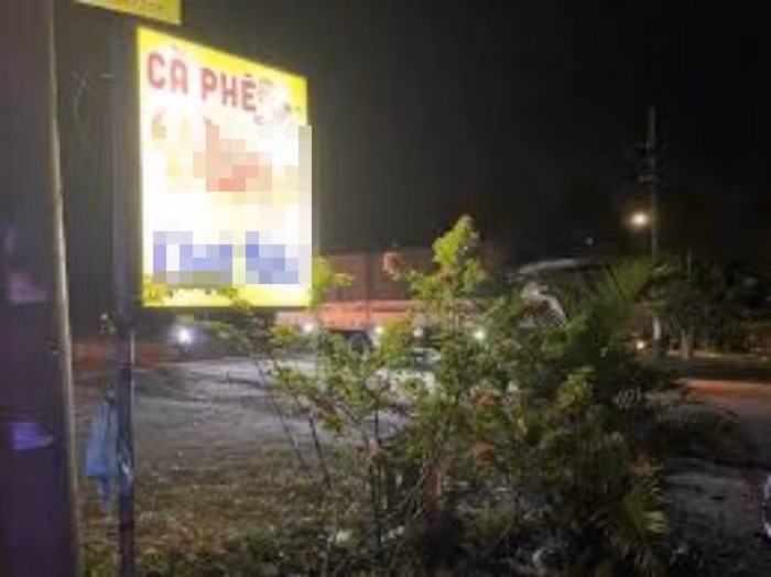 Các điều tra viên sau khi khoanh vùng đã tập trung vào nhóm người thường xuyên lui tới quán cà phê của nạn nhân. Trong số các đối tượng được lưu tâm, các trinh sát thấy nổi lên Bùi Trung Kiên (SN 1982, trú tại Hòa Bình). Kiên là nhân viên bảo vệ tại Bệnh viện Đa khoa tỉnh Hòa Bình, thời gian gần đây đối tượng có biểu hiện dính vào cờ bạc, nợ nần, thường xuyên cầm cố xe máy. Lúc các trinh sát tìm đến nơi ở và cơ quan, Kiên đã bỏ đi đâu không rõ.(Ảnh minh họa, nguồn internet)