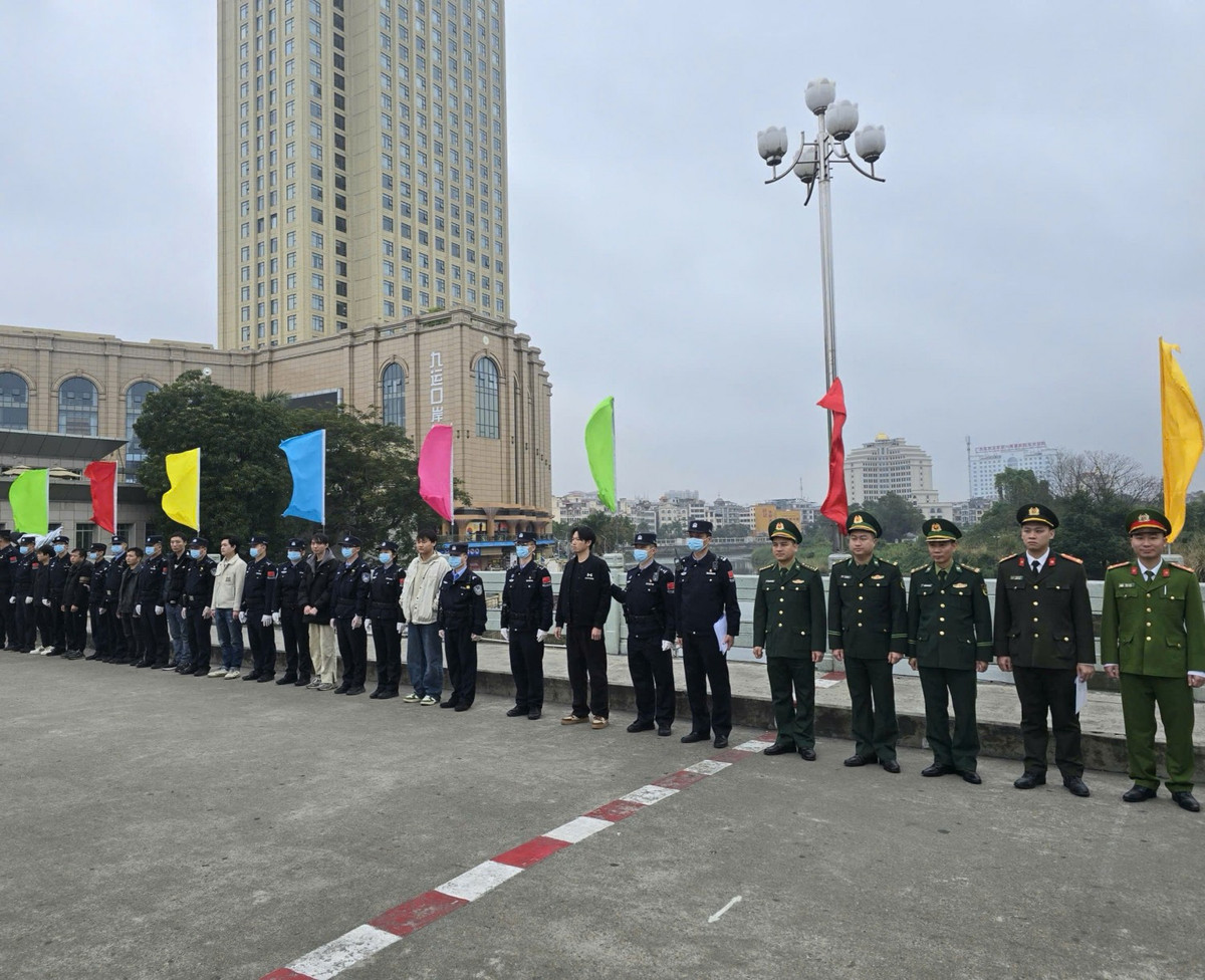 cong-an-phuong-mong-cai-1-truc-xuat-ban-giao-13-doi-tuong-nguoi-trung-quoc-nhap-canh-trai-phep-vao-viet-nam.jpg