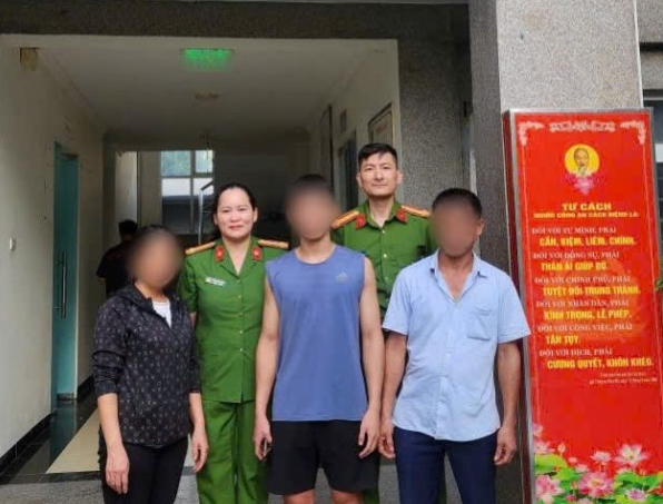 Công an phường Phú Diễn bàn giao cháu V cho gia đình. capture-5422.png