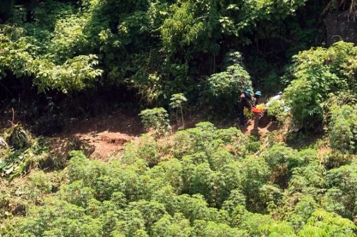 Theo hồ sơ vụ án, ngày 11/7/2022, Công an tỉnh Lai Châu nhận được tin báo của người dân bản Hồng Quảng 2 (xã Pa Khóa, huyện Sìn Hồ, Lai Châu - cũ) về việc phát hiện ra một bộ xương người nằm trong hang núi. Trước đó, người dân Hồng Quảng 2 đi làm nương và vô tình tìm ra một miệng hang trên đỉnh núi vắng vẻ. Họ rủ nhau phát quang đường đi rồi đốt đuốc cùng vào bên trong. Chiếc hang nhỏ hẹp, ẩm thấp phả ra một mùi hôi hám. (Nơi miệng hang phát lộ)