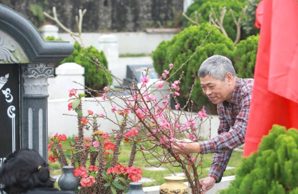 Tại Công viên Tâm linh Lạc Hồng Viên (phường Kỳ Sơn, tỉnh Phú Thọ), gia đình ông Nguyễn Khánh Hùng (Tây Hồ, Hà Nội) đã vượt gần 100km để lên tạ mộ tổ tiên. Tại phần mộ, mỗi người trong gia đình đảm nhận một việc, người bày mâm lễ với hoa quả, bánh chưng, vàng mã, người lau dọn, quét tước xung quanh mộ phần. Gia đình còn đặt 2 cành đào bên mộ, tạo không khí Tết ấm cúng, thân tình.